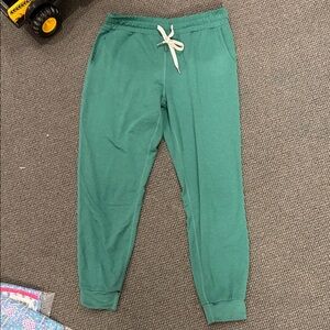 Vuori Performance Joggers in a heathered dark green XS